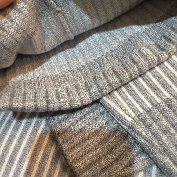 Christian Siriano Women’s Matching Sweater and Beanie Gray and White Size S NWT - Picture 6 of 6